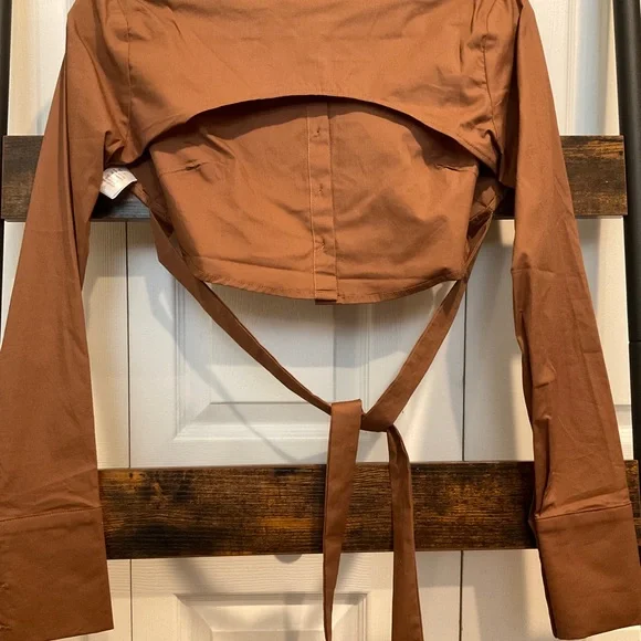 🆕JLUXLABEL BROWN BACKLESS LONG-SLEEVE BUTTON DOWN CROPPED TIE AROUND SHIRT - Picture 6 of 9